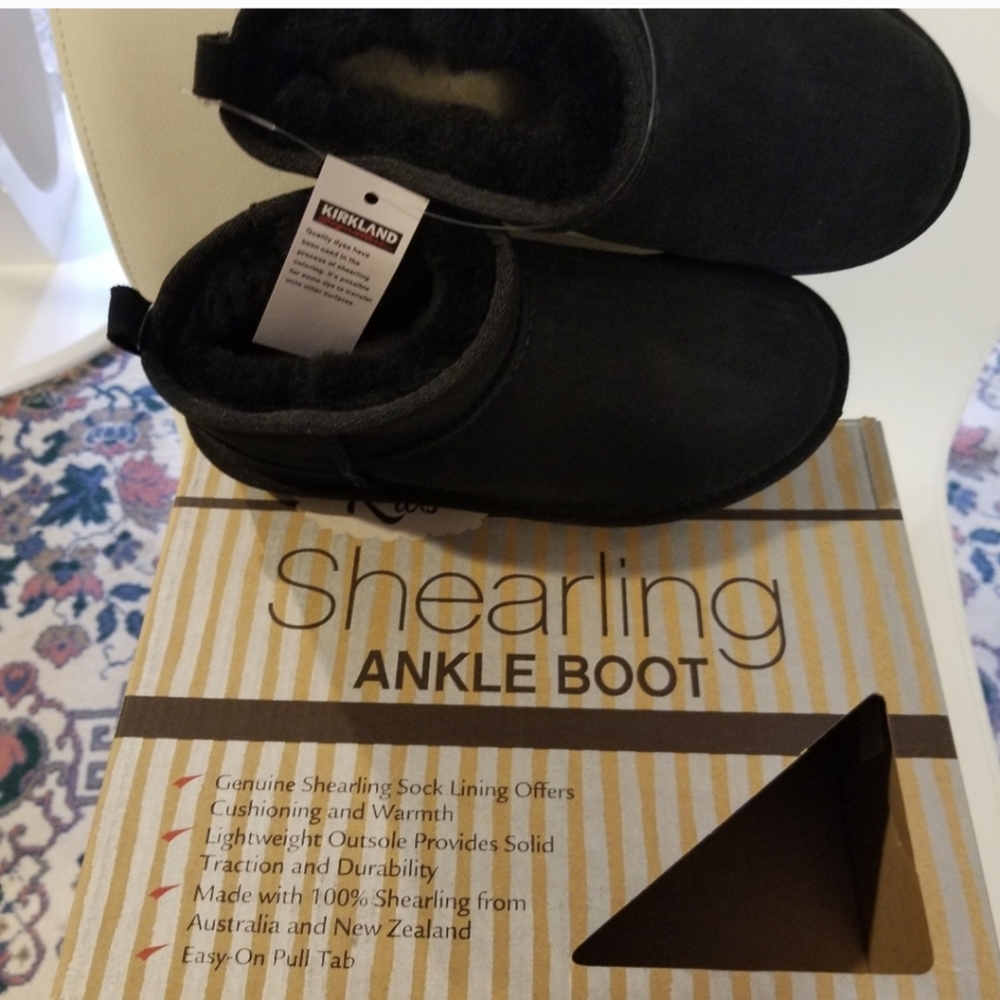 Kirkland Signature Black Shearling Ankle Youth Boot size 3 youth girl e…